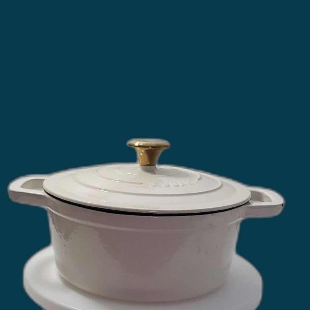 Le Creuset Signature Round Dutch Oven/Casserole with a gold knob 3QT - Picture 9 of 10